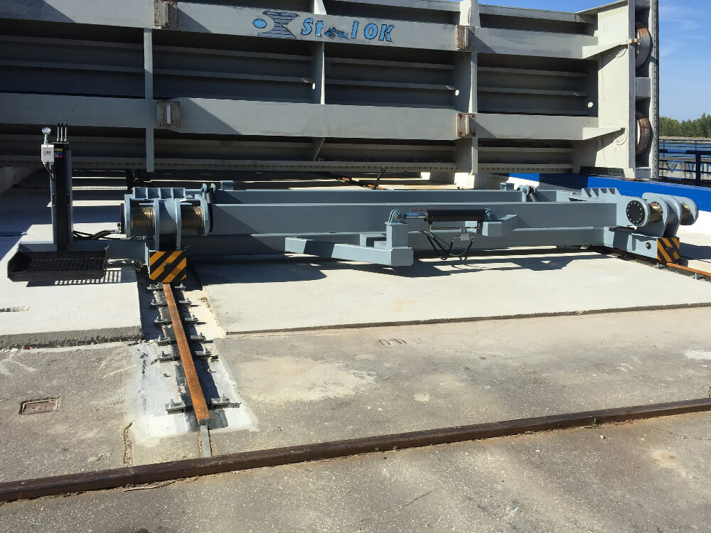 INCLINED STOP LOG CAR
